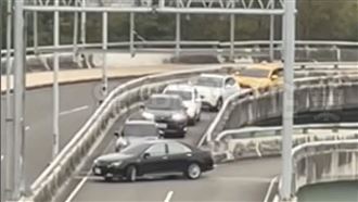 台中高鐵轎車逆向堵道！險撞5車飄移行駛