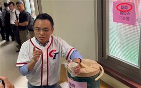 洪孟楷在立院擺出「驅韓薑母茶」，讓網友發文笑問「是在臭韓國瑜嗎？」（圖／網友提供）