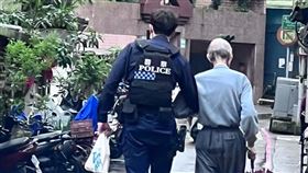 北市吳興街最美風景！員警「帶失智翁回家」畫面被拍　網見英雄背影哭了。（圖／翻攝畫面）