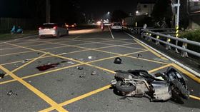 屏東縣內埔鄉昨晚發生一起死亡車禍，一名龐姓男子（19歲）騎車行經信義路時，與陳姓女子（26歲）駕駛小客車發生碰撞，龐男送醫急救後不治。據了解，龐男的職業為怪手司機，陳女則從事服務業，雙方在下班返家途中發生交通事故。