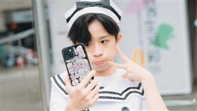 HOOK化身水手服辣妹。（圖／翻攝自HOOK IG）