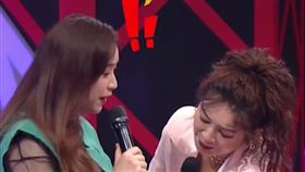 吳姍儒（Sandy）（左）被王彩樺摸孕（圖／翻攝節目臉書）