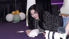 李亞萍直接趴在地上陪孫女抓周。（圖／記者趙于瑩攝影）