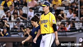 ▲Jenny和王建民一起上投手丘。（圖／記者劉彥池攝影）