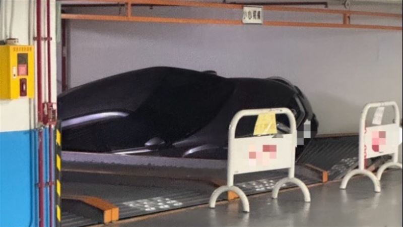 東區百貨機械停車格塌陷　網：真的翻車了