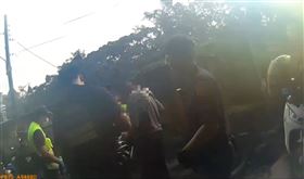 淡水兄弟為家產鬧翻，最後仍須警方到場才平息。（圖／翻攝畫面）