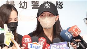 李多慧結束機車環島行程回到台北後遭不明人士沿路尾隨跟拍，10日下午李多慧現身新北市政府警察局婦幼警察隊，在經紀人陪同下報案。（圖／記者鄭孟晃攝影）