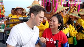 阿白賈斯汀陪同觀音媽轎子出海（圖／翻攝自寶島神很大）