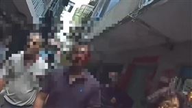 受害鄰居滿頭鮮血超嚇人。（圖／翻攝畫面）