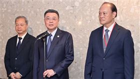 行政院長卓榮泰今（13）日下午出席113年行政院模範公務人員頒獎典禮前受訪。（圖／行政院提供)