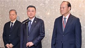 行政院長卓榮泰今（13）日下午出席113年行政院模範公務人員頒獎典禮前受訪。（圖／行政院提供)