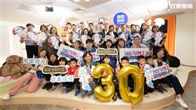 港都電台「動員港都的愛」公益活動連續30年不間斷，面對現實大雨，撐起30年的愛當傘陪童。（圖／翻攝畫面）