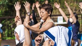 知本老爺酒店「高年級閨蜜之花漾同學會」行程，攜手「銀光計畫」不老瑜珈阿嬤陳冬蓮推出椅子瑜珈課。（圖／飯店旅宿業者提供）