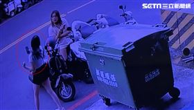 閨蜜跨坐在機車上，管理員對她特別有印象，兩人在等待計程車期間聊天。（圖／翻攝畫面）
