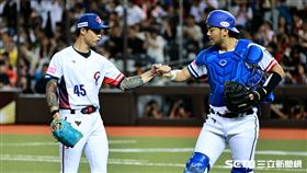 ▲世界12強棒球錦標賽，台灣隊先發投手林昱珉和捕手林家正擊掌。（圖／記者劉彥池攝影）