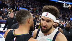 湯普森13日回到勇士主場大通中心，首度對戰老東家，賽後他深情擁抱昔日隊友柯瑞。（圖／翻攝自勇士隊X）