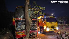桃園育達高中校車因不明原因自撞路樹，造成司機及7名學生受傷送醫。（圖／翻攝畫面）