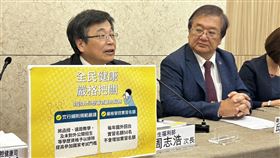 未來是否開放國外牙醫學畢業生投入偏鄉服務？周志浩（左）表示，目前仍會以本國學歷畢業生為優先。（圖／記者簡浩正攝影）