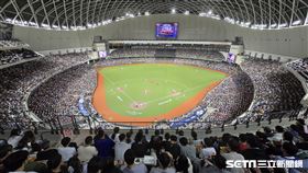 ▲世界12強棒球錦標賽，台韓大戰臺北大巨蛋擠進滿場球迷。（圖／記者劉彥池攝影）