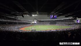 ▲世界12強棒球錦標賽，台韓大戰臺北大巨蛋擠進滿場球迷。（圖／記者劉彥池攝影）