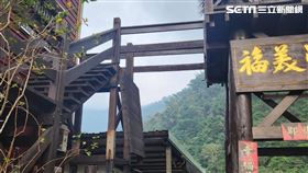 嘉義縣阿里山鄉山美村吊橋旁棧道棧板突然脫落，造成5人墜谷送醫。（圖／翻攝畫面）