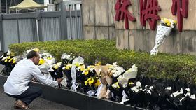 珠海市體育中心11日晚間發生汽車衝撞事件，民眾前往案發地點獻花悼念罹難者。（圖／美聯社／達志影像）