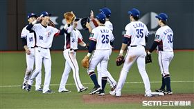 ▲世界12強棒球錦標賽，台灣隊6：3擊敗韓國隊拿下第1勝，球員賽後擊掌慶祝勝利。（圖／記者劉彥池攝影）