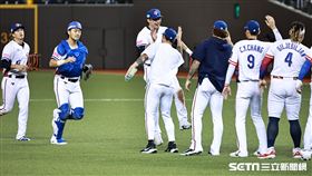 ▲世界12強棒球錦標賽，台灣隊6：3擊敗韓國隊拿下第1勝，球員賽後擊掌慶祝勝利。（圖／記者劉彥池攝影）