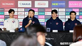 ▲世界12強棒球錦標賽，台灣隊總教練曾豪駒、投手林昱珉和野手陳晨威、陳傑憲出席賽後記者會。（圖／記者劉彥池攝影）