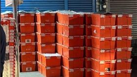 有彰化線西居民指控包裹多到把他們家門堵住。（圖／翻攝自爆料公社）