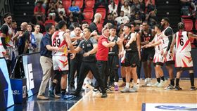 桃園璞園領航猿洋將伯朗在東超小組賽第二戰最末節與生力啤酒人球員克魯茲爆發衝突，場面一度混亂。（圖／東超聯賽提供）