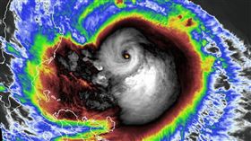 天兔颱風「針眼」出現了！正快速猛爆增強中　有望挑戰今年第6強颱（圖／翻攝自「台灣颱風論壇｜天氣特急」臉書）