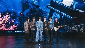 五月天、林俊傑（圖／相信音樂提供）