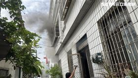 高雄旗津區中洲三路大火造成一死一命危悲劇。（圖／翻攝畫面）
