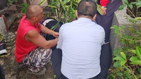 嘉義縣阿里山鄉山美村吊橋旁棧道棧板突然脫落，造成5人墜谷送醫。（圖／翻攝畫面）