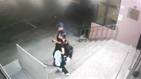 台中，14歲少女失聯，故意不回家睡社區頂樓，跟街友領便當(圖／翻攝畫面)