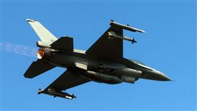 空軍F16V(BLK20)戰機春節加強戰備，全載掛武器裝備緊急起飛捍衛領空安全。（記者邱榮吉/攝影）