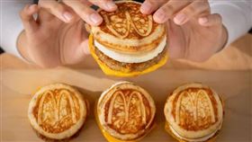 明（13日）起早餐時段開賣McGriddles「厚鬆餅堡系列」。麥當勞提供