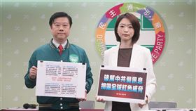 民進黨發言人韓瑩、中國部主任吳峻鋕今(14)日召開「破解中共假訊息 揭露全球紅色威脅 」記者會，揭穿中國以假訊息、駭客等行徑。（圖／民進黨提供)