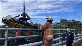 新北市林口區今天（14日）上午10時許發生一起墜橋意外，一名男子不明原因從東林街上東林橋墜落溪谷，民眾察覺異狀報案求援，警消人員獲報到場後，發現男子墜落高度約10公尺，已採吊掛方式將該名男子救到路邊，但男子全身多處骨折，且無呼吸心跳，救護車已送往林口長庚醫院急救。