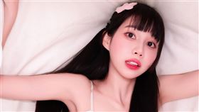 筠熹透露這張感覺像和粉絲們一起躲在被子裡面的感覺。（圖／樂天桃猿提供）