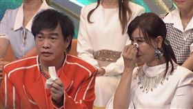 龍千玉（右）在康康身淚崩憶辛酸（圖／中視提供）