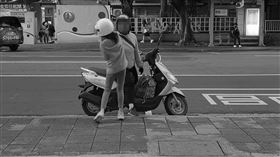 北市某國小外日前發生一起不當管教事件，一名國小女童疑因考試考不好，虎媽接送時當場發飆，不顧當時路邊人來人往，50秒內接連對女兒施暴狂扇5巴掌，怒斥：「你那裡不會？」、「你到底在念什麼書？」目擊民眾拍下整個過程，事後已向113報案求助。