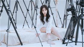 陳芳語〈黎明〉MV被囚禁又上銬。（圖／陶山音樂提供）