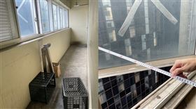 錢櫃中華新館女員工墜樓窗戶照。（圖／翻攝畫面）