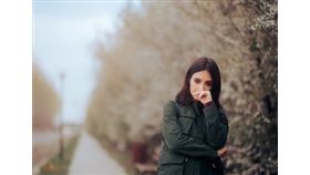 秋意濃，憂鬱重？7成女性中招的「季節性情緒症候群」，你中幾招？（圖／姊妹淘）