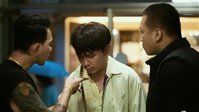 馬克(左一）及阿跨面（右一）則在劇情中飾演討債流氓  馬克斗膽向前輩楊大正(中)「大小聲」。（圖／拍打仔 提供）