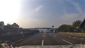 國道1，彰化段，貨車輪胎害4車追撞，52歲陳姓駕駛慘亡，「風火輪」空中彈射，奪命驚悚畫面曝(圖／翻攝畫面)