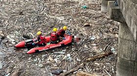 新北市新店直潭壩今天（14日）出現一具身穿紅衣的男浮屍，警消人員獲報已將遺體打撈上岸，據了解，死者年齡約50歲左右，全身已腫脹變黑，身分及死因仍待調查釐清。