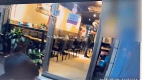 台北市信義區吳興街麵店妻子被廚師碰到醋勁大發，榔頭、菜刀狂揮下場曝光。（圖／翻攝畫面）